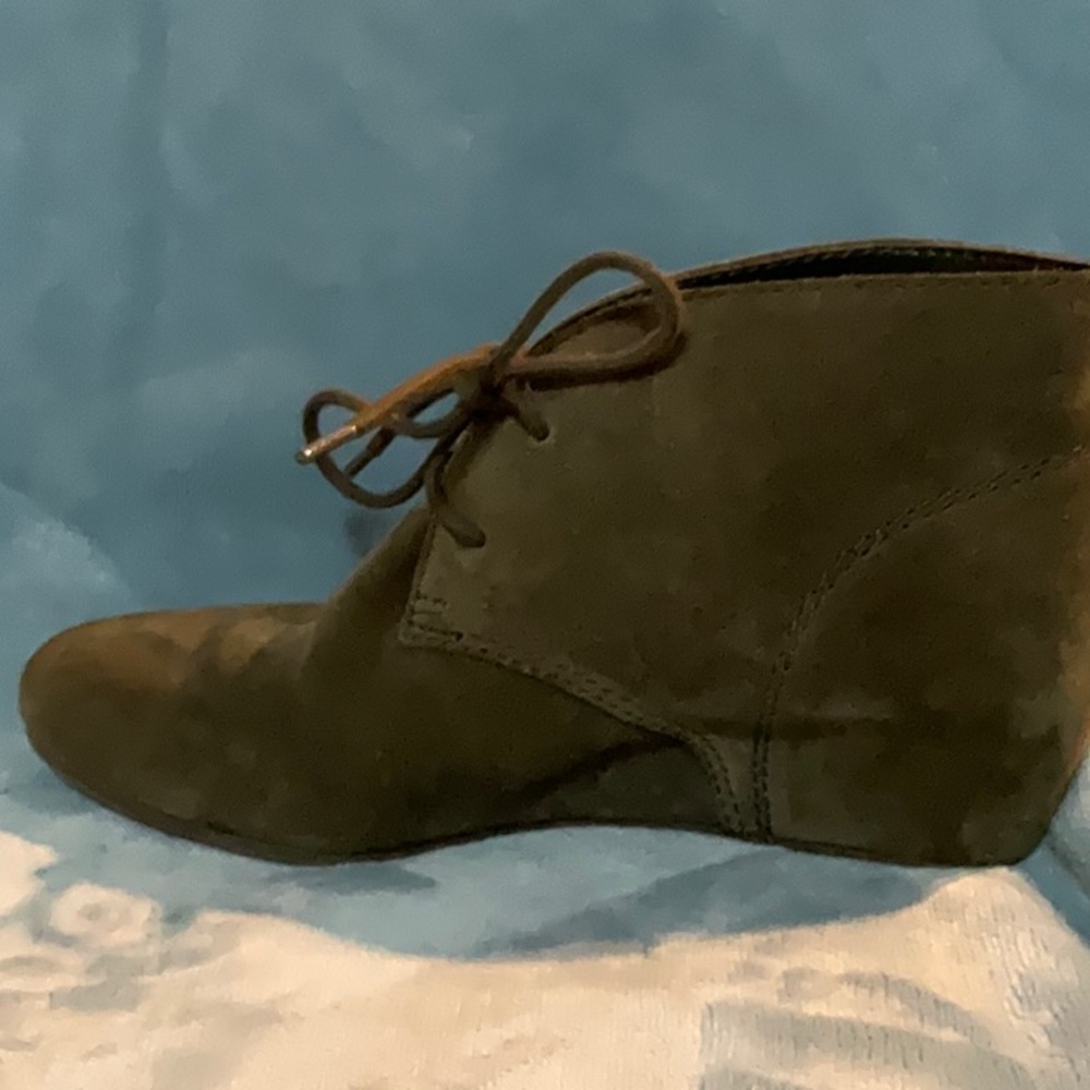 NINE WEST BOOTIES SIZE 7. OLIVE GREEN - Picture 2 of 7